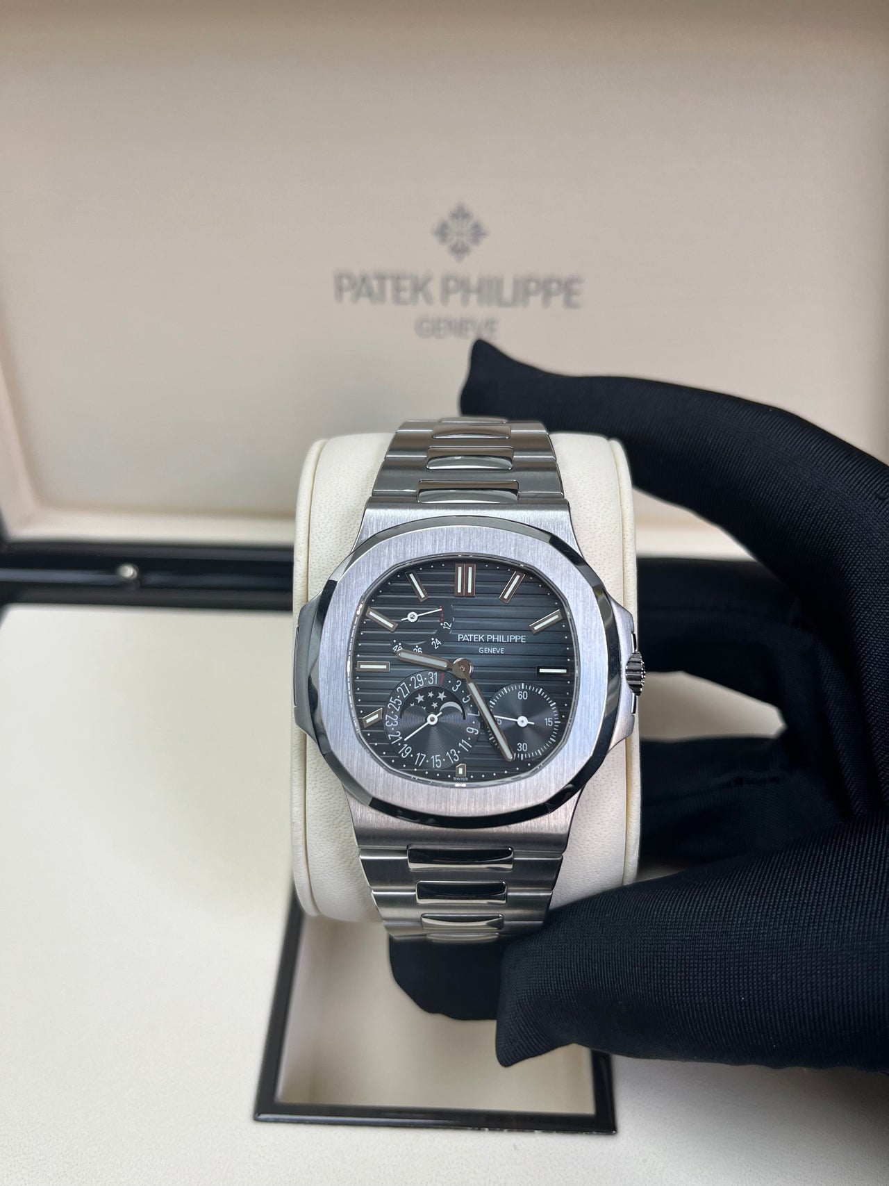 Discover the Patek Philippe Nautilus Date Moonphase: A Timeless Classic