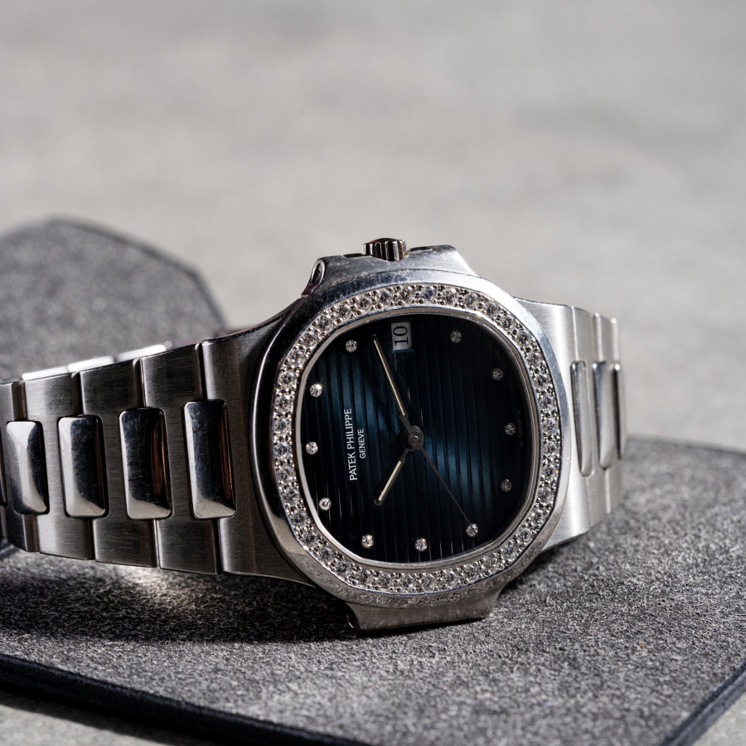 Shop Platinum Patek Philippe Nautilus: Timeless Elegance and Precision