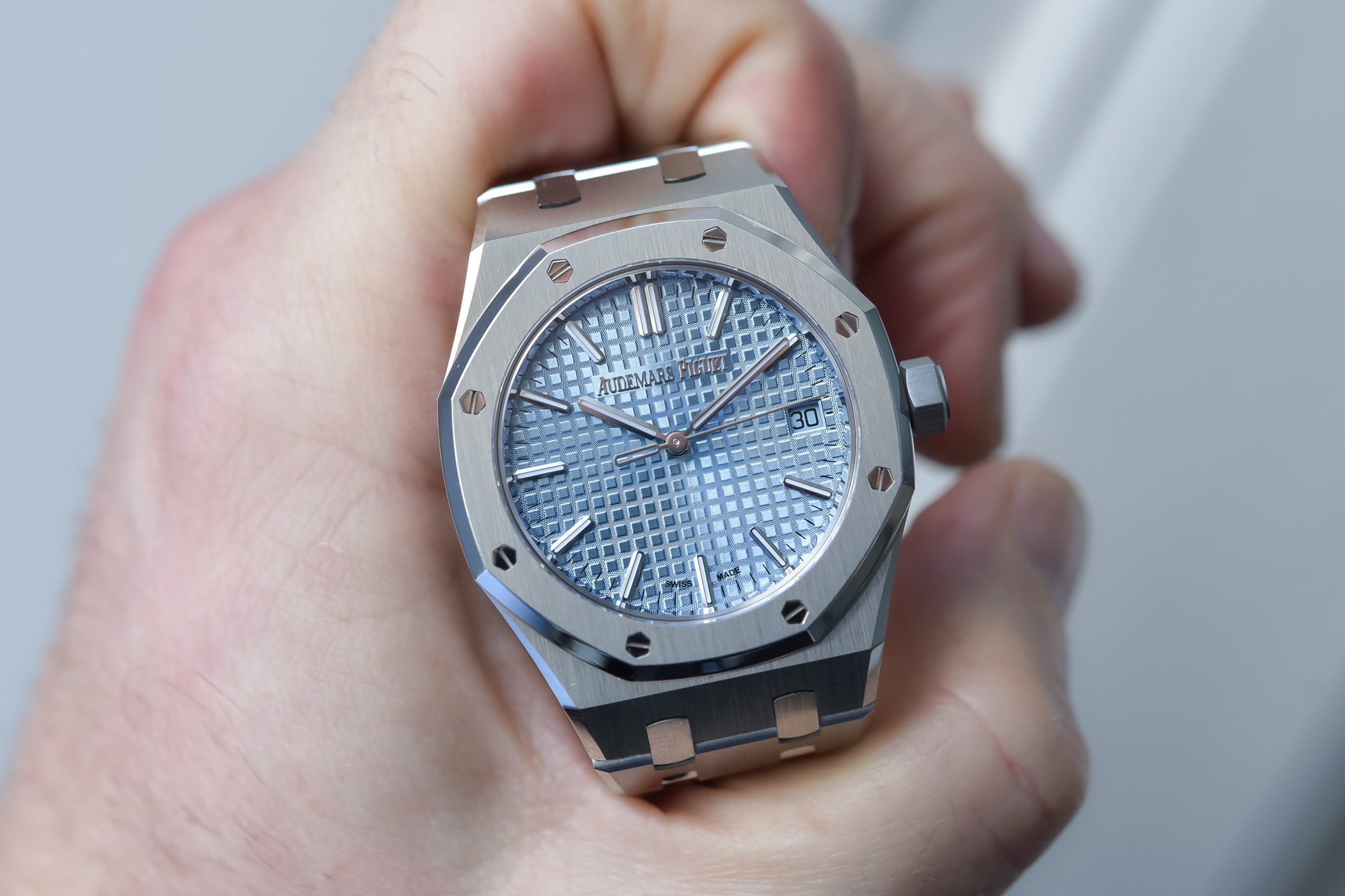 Discover the Audemars Piguet 37mm Royal Oak: Unisex Design for All Wrist Sizes